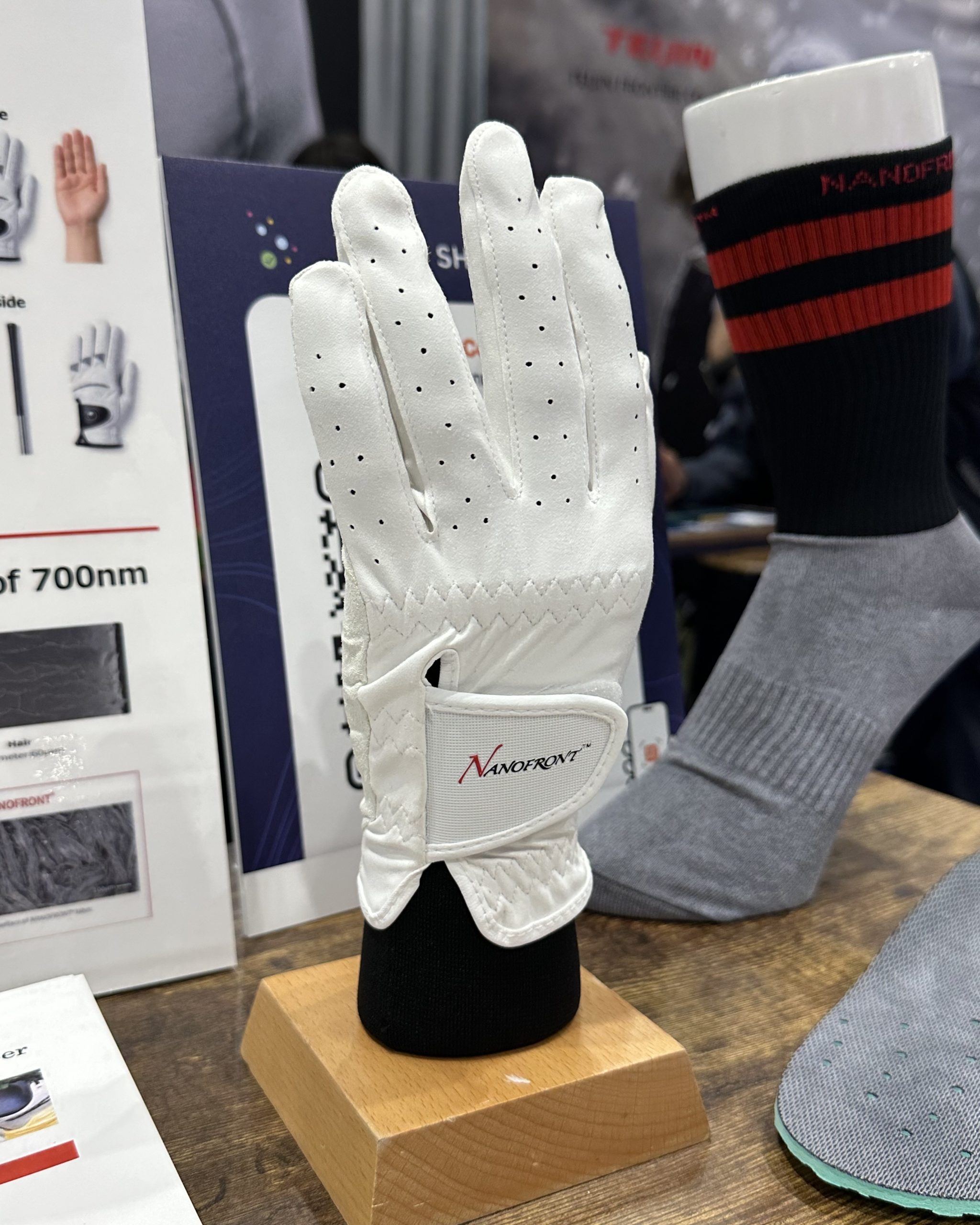 Type 1 — NANOFRONT® × SOLOTEX® (Backhand: E7646S) Grip with added softness and stretch Sizes: M/L, L Color: White Type 2 — NANOFRONT® 100% (Backhand: E7646S) Maximum grip and direct feel Sizes: M/L, L, XL Color: White